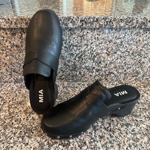 NWT - Mia Jennifer Clogs - size 8.5